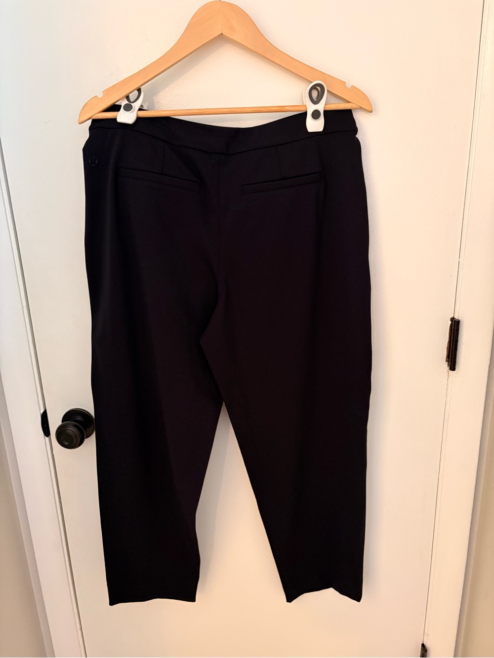 Lululemon tapered-leg mid rise 7/8 pant - Picture 3 of 4